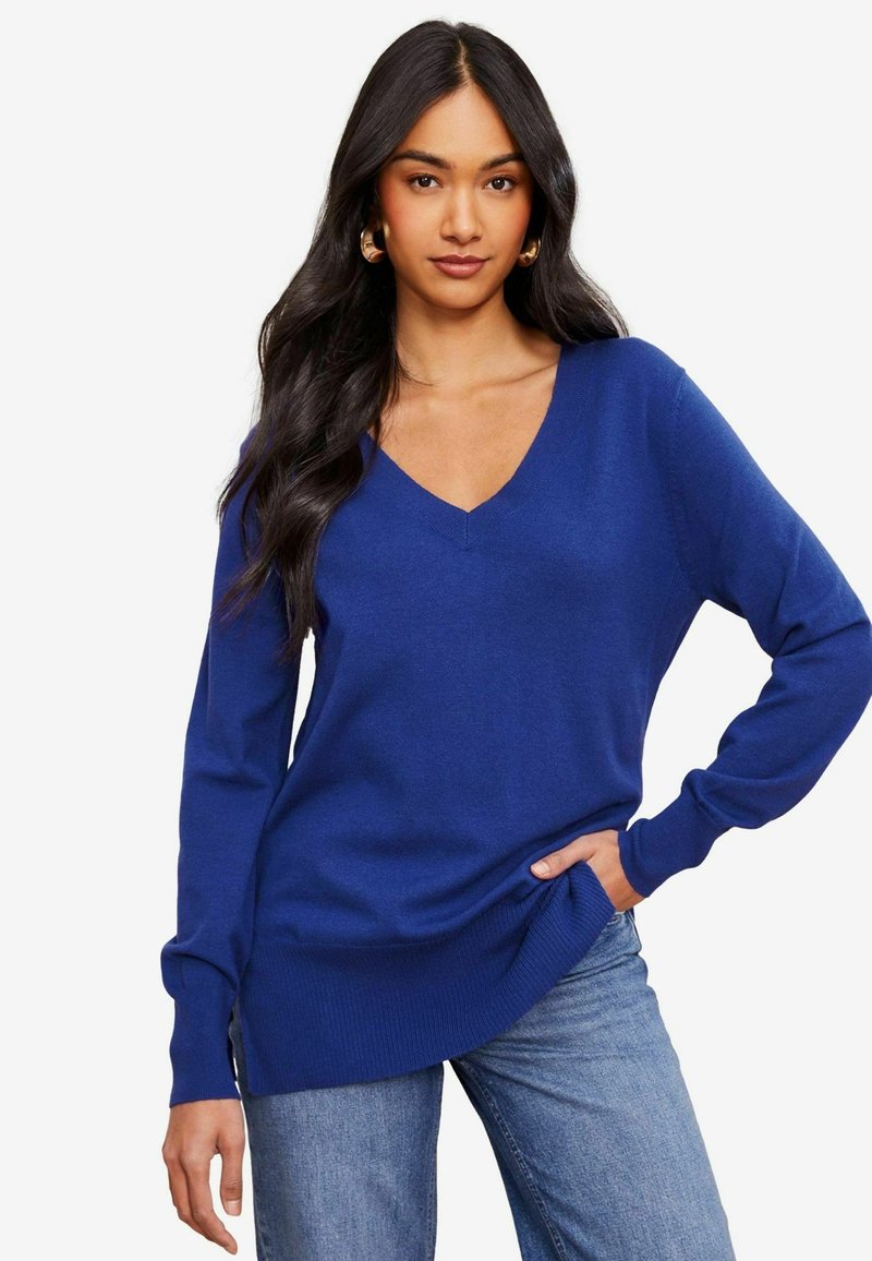 Maglione blu a scollo a V con maniche lunghe, realizzato in tessuto morbido. Presenta polsini e orlo a costine, con una vestibilità comoda e spacchi laterali.