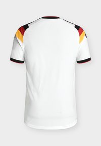 Maillot de sport blanc à manches courtes avec des bandes diagonales noires, rouges et jaunes sur les épaules et un liseré noir sur les bords des manches et du col.