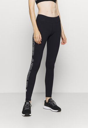 Leggings neri con una vita alta e design aderente. Logo "Under Armour" stampato verticalmente in bianco sulla gamba sinistra. Texture morbida.