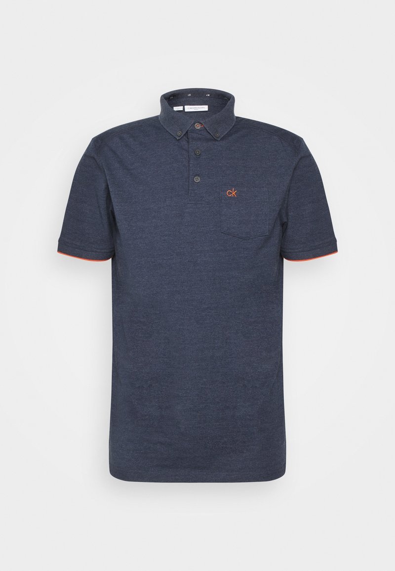 Polo manches courtes gris foncé avec col boutonné, petite poche poitrine et logo orange "ck" sur la poitrine gauche.