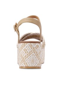 Sandalo platform con cinturino alla caviglia in faux leather color tan, con suola intrecciata a righe beige e bianca, in vista posteriore e con dettagli texture.