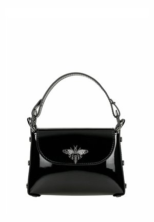 Černá kabelka z lakované kůže s horním držadlem a stříbrnou ozdobou v podobě včely na předním klopu.