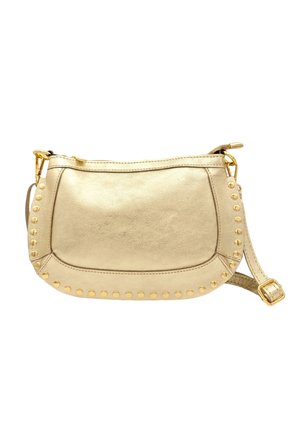 Petit sac bandoulière en métal doré avec une forme arrondie, une sangle réglable et des détails en clous dorés le long des bords.