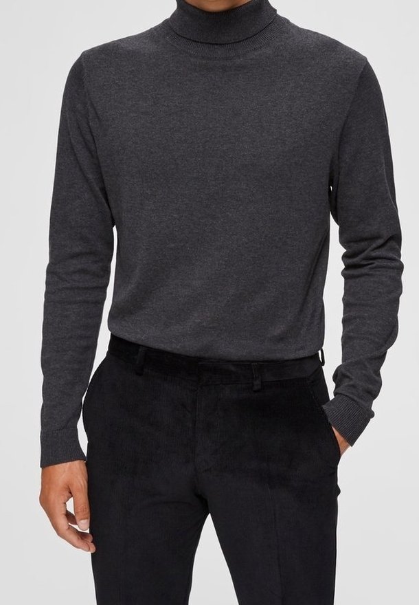 Mörkgrå turtlenecktröja med långa ärmar, ribbad hals och mudd, i kombination med svarta kordbyxor med flat front.