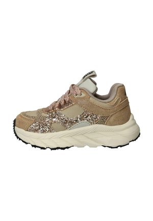 Beige en bruine sneaker met glitteraccenten, roze veters, dikke witte zool en trekriem op de gevoerde tong, gezien vanaf de binnenkant.