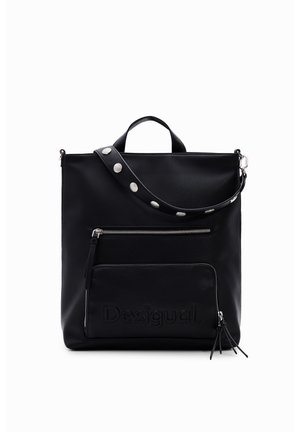 Czarna skórzana torba o strukturalnym kształcie. Posiada przednią kieszeń na zamek, tłoczone logo oraz odpinany pasek z metalicznymi akcentami.