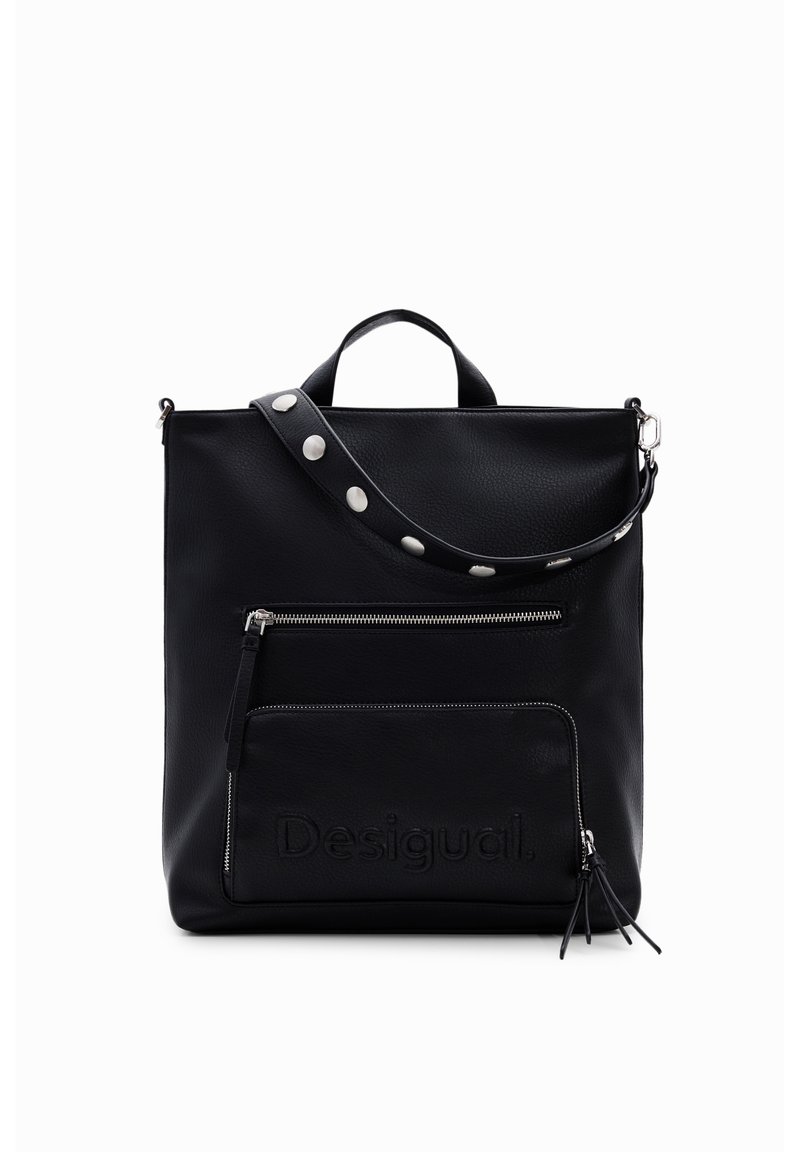 Czarna skórzana torba o strukturalnym kształcie. Posiada przednią kieszeń na zamek, tłoczone logo oraz odpinany pasek z metalicznymi akcentami.