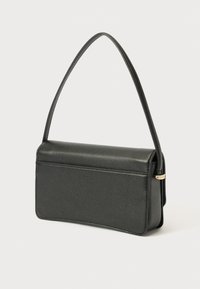 Mala de mão preta em couro com textura suave, forma retangular e uma única alça curva. Apresenta um design minimalista.