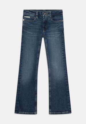 Jean évasés en denim indigo foncé, avec un design classique à cinq poches, des coutures contrastées et une étiquette logo sur la taille arrière.