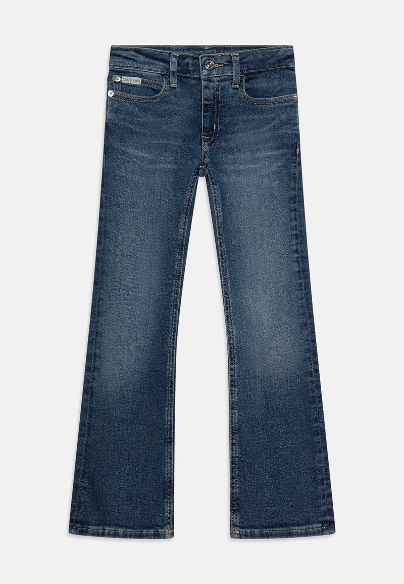 Jeans a campana in denim indaco scuro, caratterizzati da un classico design a cinque tasche, cuciture a contrasto e un patch con logo sulla vita posteriore.