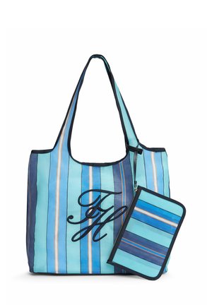 Blå og blågrøn stribet shopper med sort kant og tilhørende matchende lynlåslomme, med sorte dekorative initialer på forsiden.