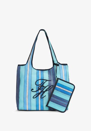 Blå og blågrøn stribet shopper med sort kant og tilhørende matchende lynlåslomme, med sorte dekorative initialer på forsiden.
