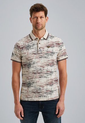 Camisa polo para hombre en color crema con un patrón abstracto en rojo y negro, que presenta un cuello, tres botones y mangas cortas con ribete en contraste.