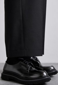 Unselected, black