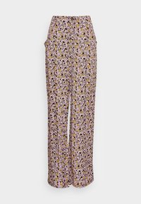 Calças largas com padrão floral, apresentando um fundo rosa claro com padrões amarelos, pretos e brancos; confeccionadas em tecido leve.