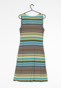 Robe sans manches avec un col rond, présentant un motif en zigzag dans des nuances de marron, bleu, vert et beige. Fabriquée en tissu léger.