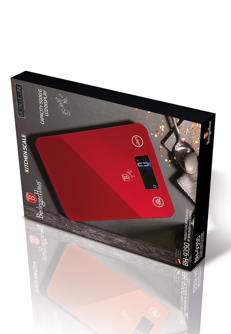 Czerwona waga kuchenna o płaskim designie, z wyświetlaczem LCD i pojemności 5000 g. Posiada przyciski do wyboru jednostki i włączania. Widoczna opakowanie kartonowe.