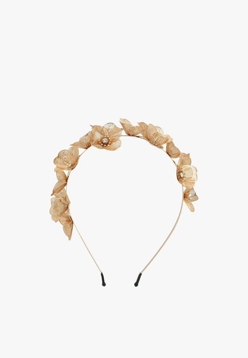 Bandeau floral doré avec des fleurs en métal aux pétales texturés et des accents de perles, conçu avec un bandeau lisse et fin et des extrémités noires.