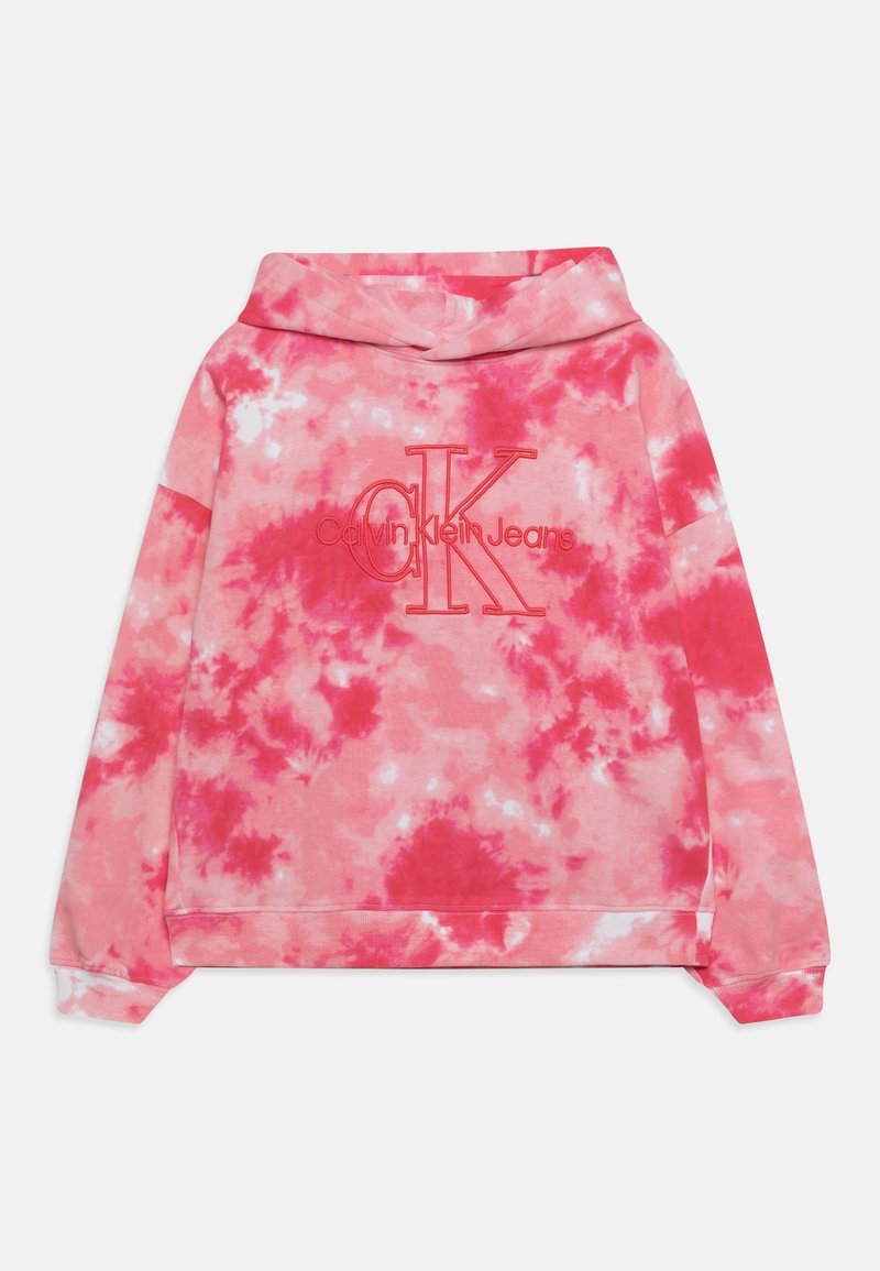 Sweat à capuche Calvin Klein Jeans tie-dye rose et rouge avec grand logo CK au centre, manches longues et capuche sur un fond uni.