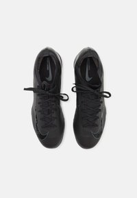 Svarta sportskor med texturerad syntetisk ovandel, med ton-i-ton snörning, en kontrasterande Nike Swoosh-logotyp och vadderade sulor.