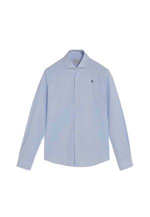 Camisa azul claro de manga larga con botones, con finas rayas verticales blancas y pequeño logo oscuro en el pecho izquierdo, cuello sport y puños abotonados.