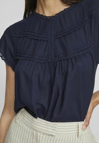 VILA MIT KURZEN ÄRMELN DETAILREICHES - Camicetta - navy blazer