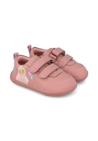 Zapatos infantiles rosas hechos de material sintético con dos correas de velcro y un gráfico de llama en el lateral, que presenta corazones coloridos.