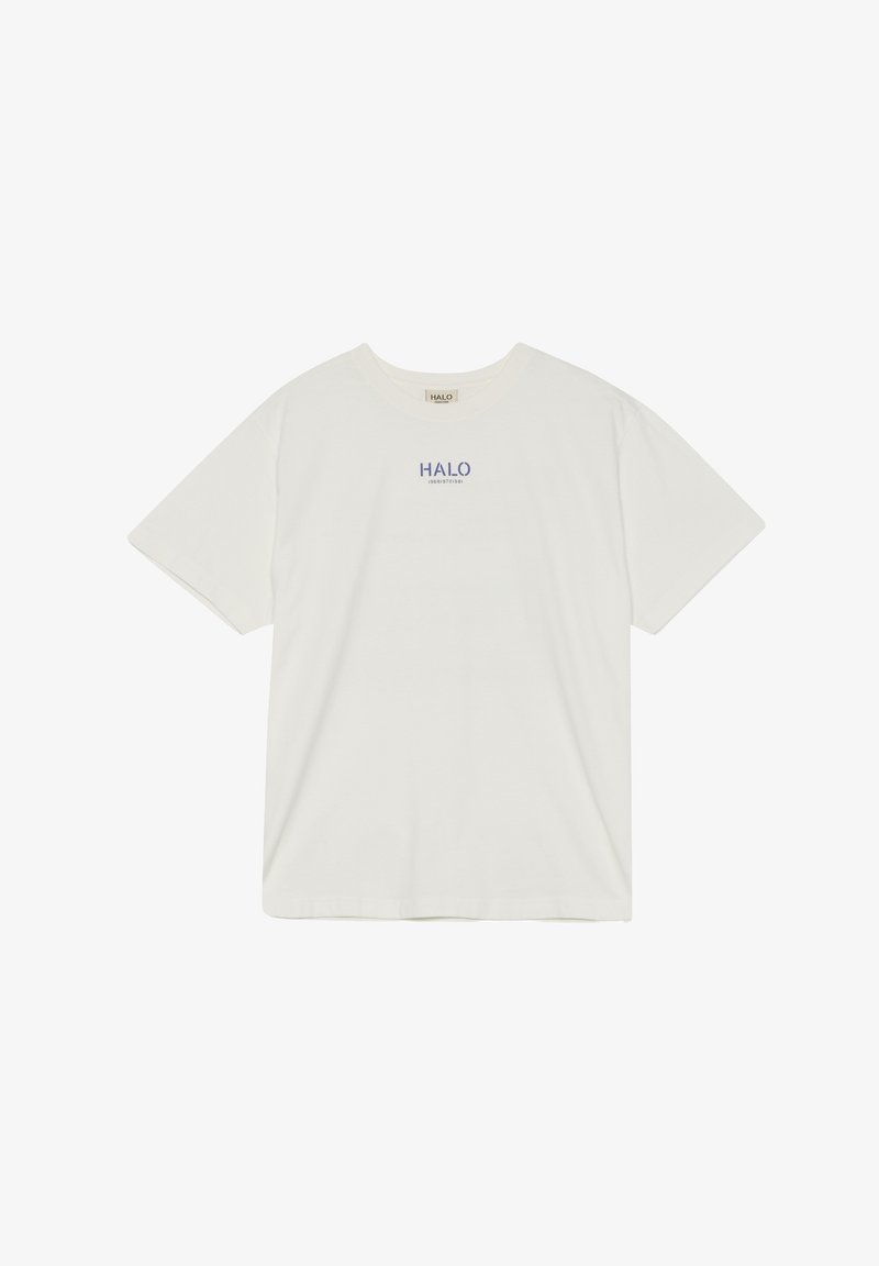 Bílé bavlněné tričko s kulatým výstřihem, krátkými rukávy a středovým modrým grafickým prvkem "HALO" s dalším textem níže.