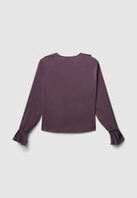 Blusa viola a maniche lunghe in tessuto liscio, con taglio dritto, scollo rotondo e polsini arricciati. Design minimalista senza chiusure visibili.