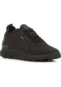 Sneaker nera con superior in mesh e colletto imbottito, caratterizzata da una suola testurizzata e design con lacci, ideale per traspirabilità e comfort.