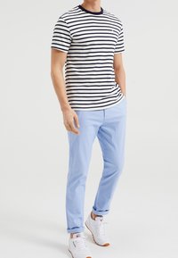 WE Fashion Chinos - light blue