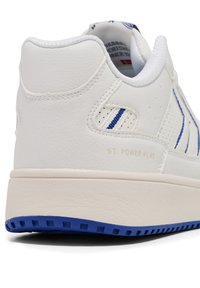 Białe skórzane sneakersy z niebieskimi akcentami, teksturowanym uchwytem na pięcie i perforowanymi panelami bocznymi. Na tyle znajduje się napis "ST. POWER PLAY".