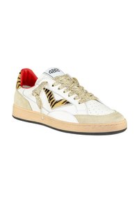 Białe skórzane sneakersy z złotymi brokatowymi sznurowadłami, jasnoszare zamszowe akcenty oraz tylną częścią w print tygrysa. Czerwone wnętrze i czarna gumowa podeszwa.