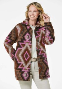 Manteau en mélange de laine présentant un motif géométrique en marron, rose et gris, avec une fermeture à bouton et un col. Fini texturé.