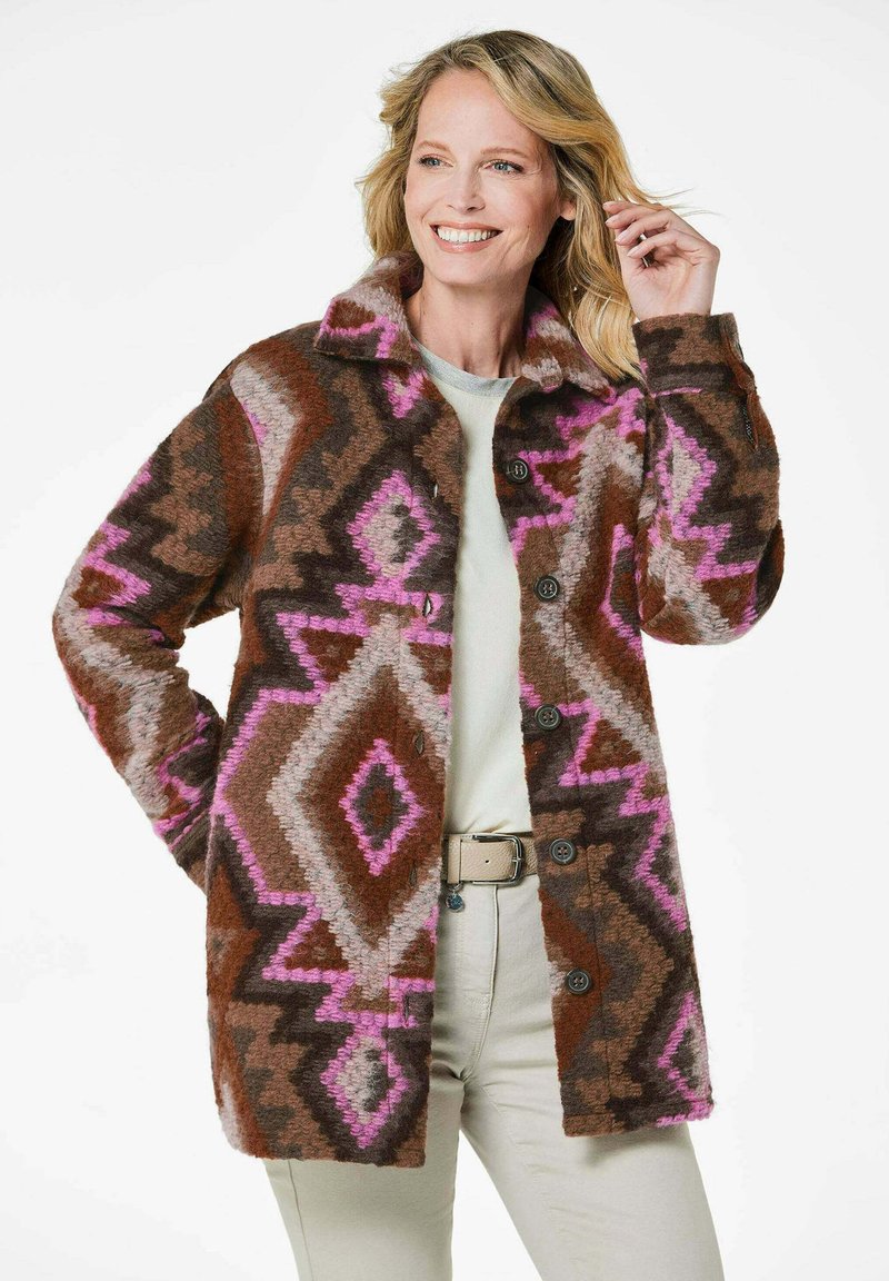 Manteau en mélange de laine présentant un motif géométrique en marron, rose et gris, avec une fermeture à bouton et un col. Fini texturé.