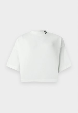 Bela kratka majica s kratkimi rokavi in okroglim izrezom, izdelana iz bombaža. Na vratnem delu je črn logotip "HUGO". Gladek tekstura.