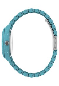 Montre en silicone turquoise avec un bracelet flexible et texturé comportant des maillons entrelacés. Boîtier argenté et cadran blanc simple.