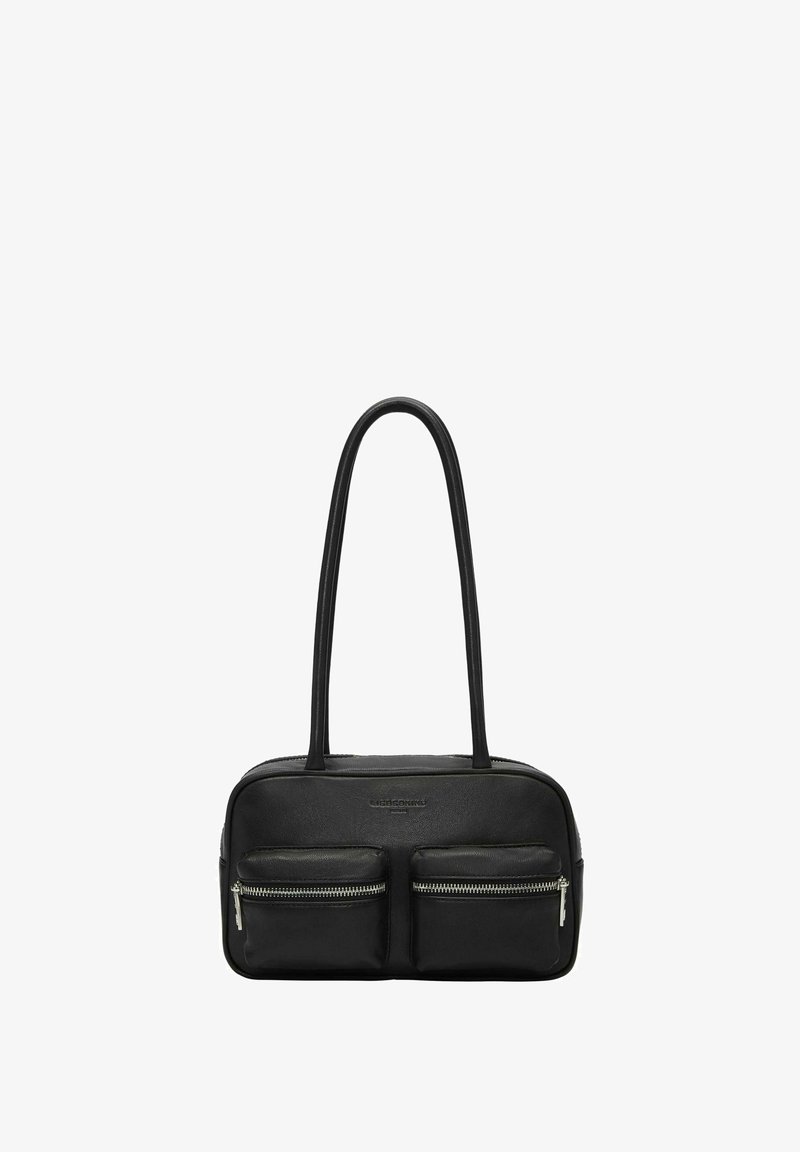 Czarna prostokątna skórzana torebka na ramię z długimi uchwytami i dwiema przednimi kieszeniami na zamek błyskawiczny.