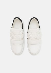 DKNY JAMIAH - Sportcipő - white/black