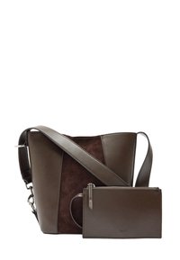 Brązowa skórzana torba typu bucket z zamszowymi bocznymi panelami i odpinaną kieszonką na zamek. Regulowany pasek umożliwia noszenie przez ramię.