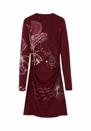 Vestido burdeos de manga larga con diseños florales blancos y texto manuscrito en la espalda y la manga, con detalle fruncido en un lado.