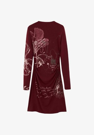 Bordeaux lange mouwen jurk met witte bloem- en handgeschreven tekstontwerpen op de rug en mouw, met geplooide detail aan één kant.