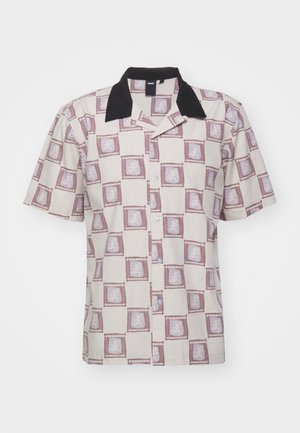 Kurzärmeliges Hemd zum Zumknöpfen in Beige mit schwarzem Kragen, versehen mit einem wiederholten lila Grafikmuster aus Rahmen und Löwen.