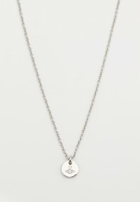 Srebrna ogrlica s lancem i malim okruglim privjeskom s dizajnom zvijezde i orbite, ukrašenim prozirnim dragim kamenom u sredini.