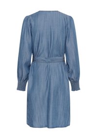 Robe en denim avec une taille ceinturée, des manches bouffantes longues, un col rond et des poignets froncés. Le tissu a une finition texturée bleu clair.