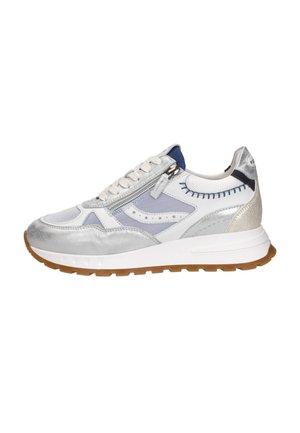 Zilveren en witte sneaker met veters aan de voorkant, zijrits, blauwe mesh accenten, sterrenpatroon en bruine rubberen zool.