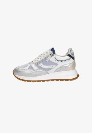 Zilveren en witte sneaker met veters aan de voorkant, zijrits, blauwe mesh accenten, sterrenpatroon en bruine rubberen zool.