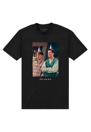 Zwarte katoenen T-shirt met een afbeelding van twee karakters die feesthoedjes dragen, met de tekst "F.R.I.E.N.D.S" onder de afbeelding.