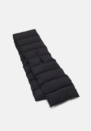 Longue écharpe noire matelassée avec sections de piqûres horizontales, étalée à plat sur un fond blanc.