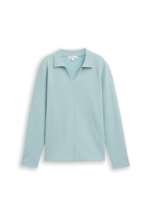 Helles blaues Langarmoberteil mit lockerer Passform, V-Ausschnitt und Kragen. Texturierter Stoff und minimale Nähte.